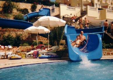 Riesen-Wasserrutschbahn am Pool